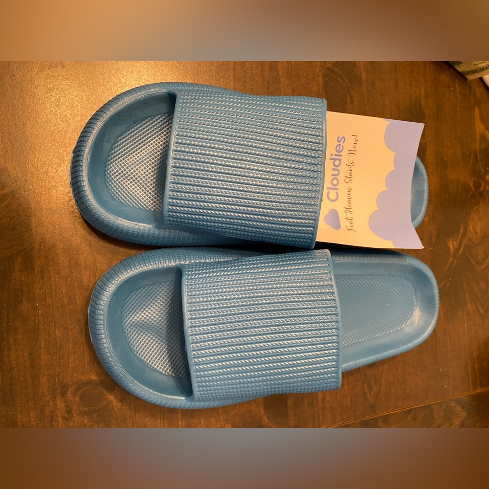 Women’s The Cloudies Light Blue Slide Slippers Size 42-43 (10) NWOT - Picture 3 of 5